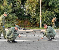 Miembros de las fuerzas de seguridad, en el lugar de la explosión.