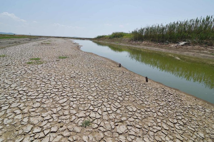 Tierra cuarteada por la sequía en una zona de un lago de Nanjing, en la provicina de Jiangsu, el 21 de agosto de 2022 al este de China.