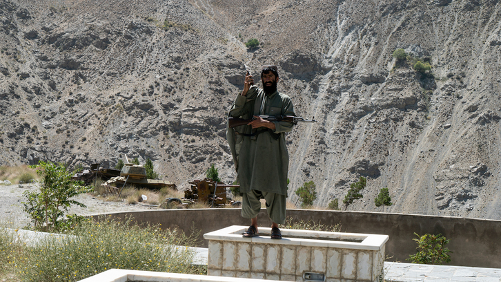 Un miliciano talibán posa ante las estribaciones del Panshir.