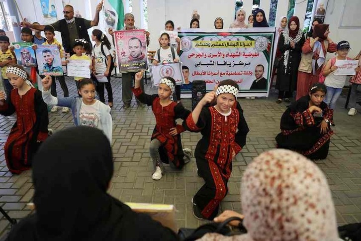 Protesta en Gaza en solidaridad con los presos en huelga de hambre. En el centro, fotos de Jalil Awawdeh.