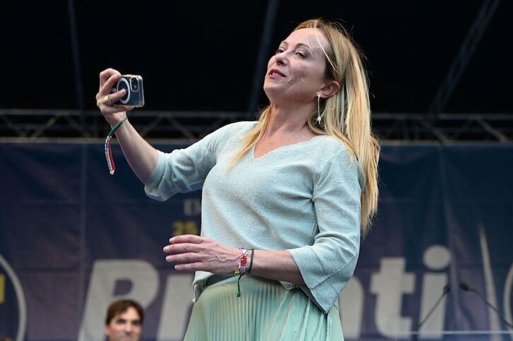 Giorgia Meloni, candidata de ultraderecha, favorita en las encuestas, se hace un selfie en un mitin en Ancona.