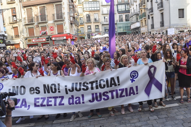Concentración organizada por el Movimiento Feminista en protesta por la puesta en libertad de los cinco integrantes de «La Manada», en junio de 2018.
