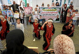 Protesta en Gaza en solidaridad con los presos palestinos en huelga de hambre. En el centro, fotos de Jalil Awawdeh.