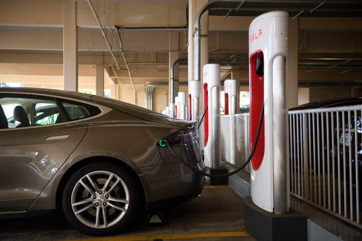 Un vehículo eléctrico cargando sus baterías en Redondo Beach, condado de Los Ángeles.