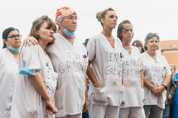 Un grupo de sanitarias en el piquete de huelga convocado durante toda la jornada de hoy en el acceso a la clinica Aguilera.