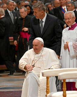 El papa Francisco llega sonriendo al consistorio para crear veinte nuevos cardenales.