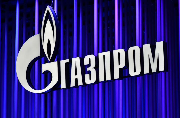 El logotipo del gigante energético ruso Gazprom en San Petersburgo.