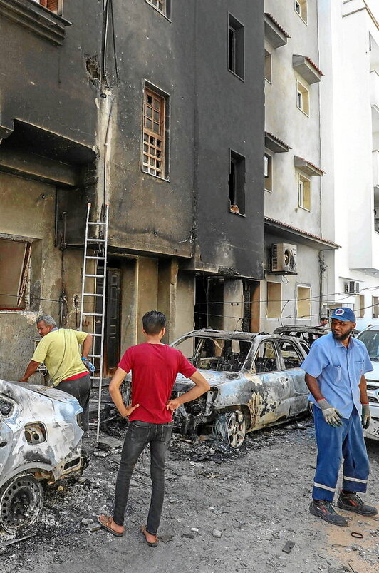 Inspeccionando los daños en la capital libia.