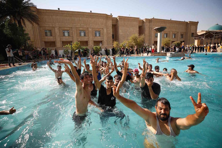 Seguidores de Al-Sadr se bañan en la piscina de la sede del Gobierno iraquí, en Bagdad.