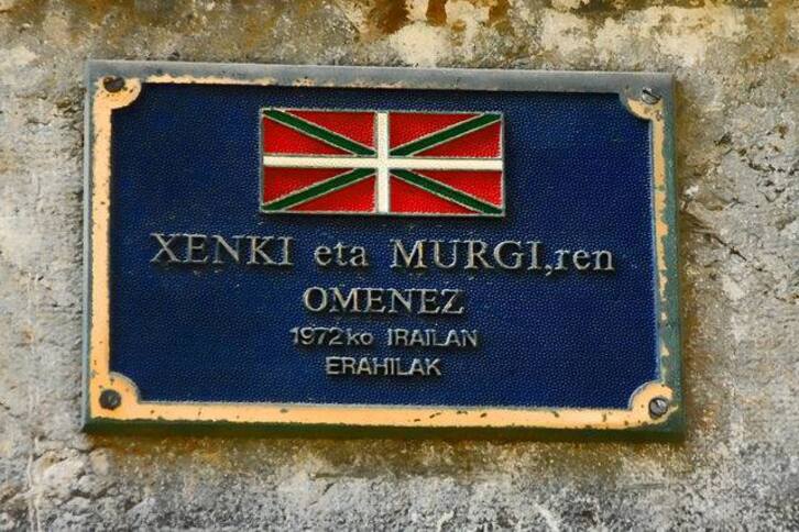Placa en recuerdo a «Xenki» y «Murgi» en Lekeitio.