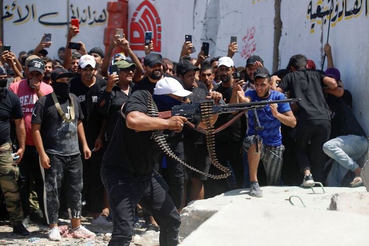 Milicianos de las «Brigadas de la Paz» protegen a los manifestantes en la Zona Verde.
