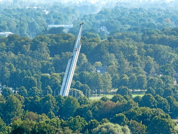 Sobietarren ohorezko monumentua botatzen, Rigan.