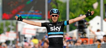 Mikel Nieve celebra su victoria en el Giro de 2016, cuando también ganó la montaña.