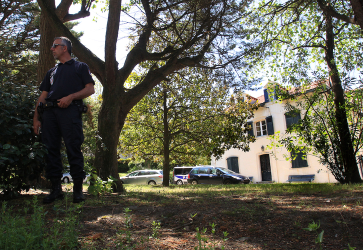 Fuerzas policiales ante la villa Cambarre de Biarritz en que se localizó el arsenal.