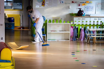 Una trabajadora limpiando el aula de un colegio de Donostia.
