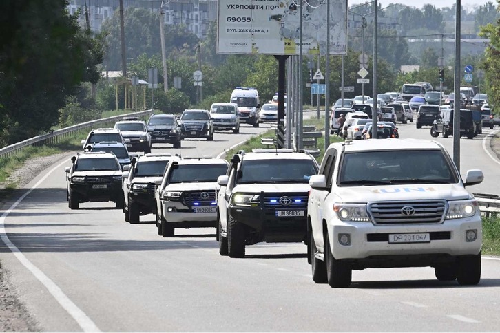 Los vehículos de la ONU que transportan al equipo de inspectores del Organismo Internacional de Energía Atómica llegan a Zaporiyia este 31 de agosto.
