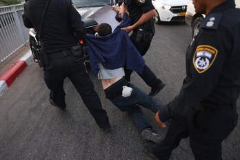 Policías israelíes detienen a un participante en un acto de apoyo a la huelga de Jalil Awawdeh en el exterior del hospital Beer Yaakov de Tel Aviv.