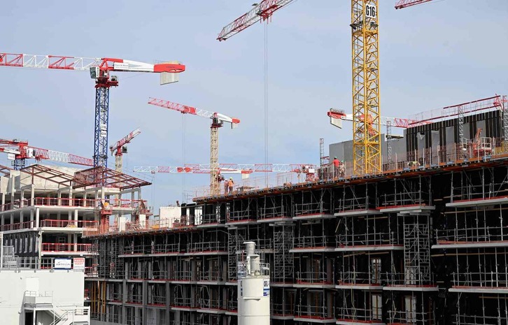 Trabajadores construyendo la villa olímpica de 2024 a las afueras de París, el 30 de agosto.