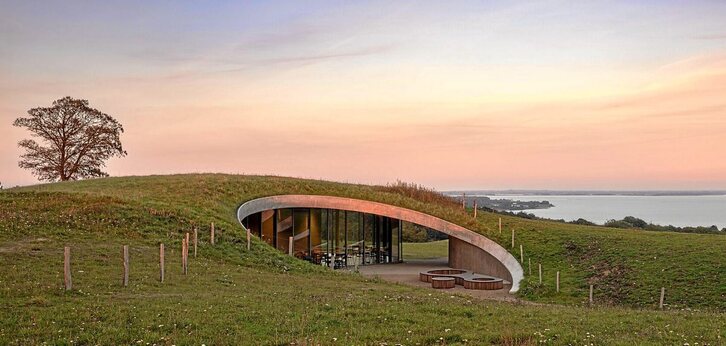 El nuevo centro de visitantes en el paisaje de Kolding, Dinamarca, pretende ser puerta de entrada arquitectónica a su historia y naturaleza.