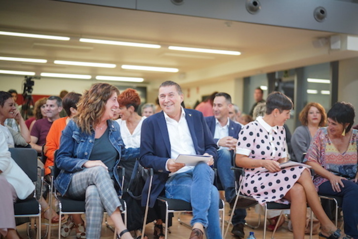 Arnaldo Otegi, entre las candidadas Eva López de Arroyabe y Rocío Vitero.