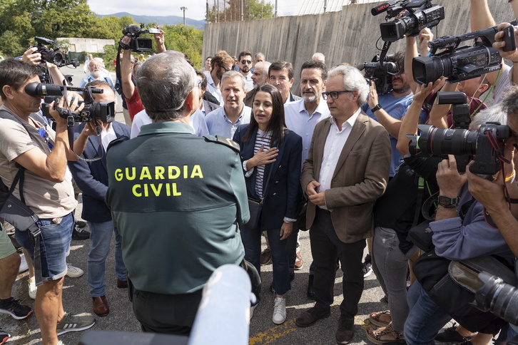 Imagen de la concentración convocada por Ciudadanos en Altsau en apoyo a la Guardia Civil.