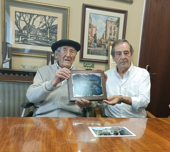 Luis Iriondo, este sábado junto al alcalde de Gernika, José María Gorroño.