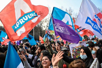 Partidarios del «Apruebo», durante el mitin de cierre de campaña en Santiago de Chile.