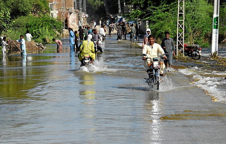 Errepideak urpetuta Sindh probintzian, uholdeengatik.