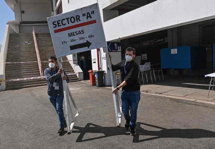 Preparativos en un colegio electoral en Santiago.