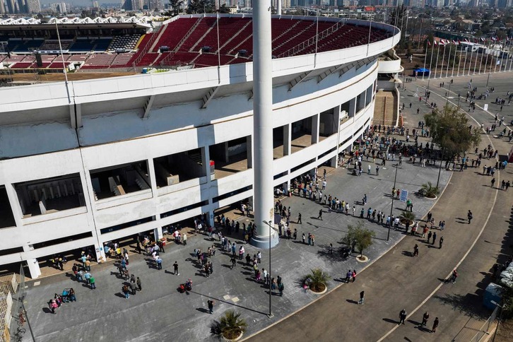 Colas para votar en el exterior del Estadio Nacional de Santiago. 