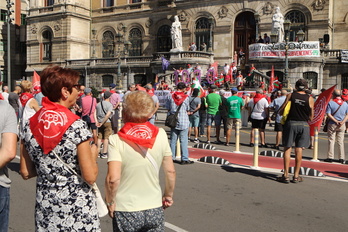 Movilización de los pensionistas, este lunes frente al Ayuntamiento de Bilbo.