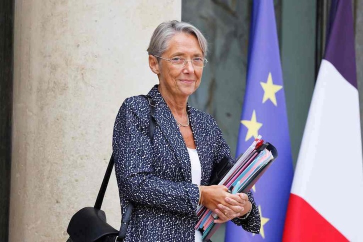 La primera ministra francesa, Elisabeth Borne,  esta mañana a la entrada de Matignon.