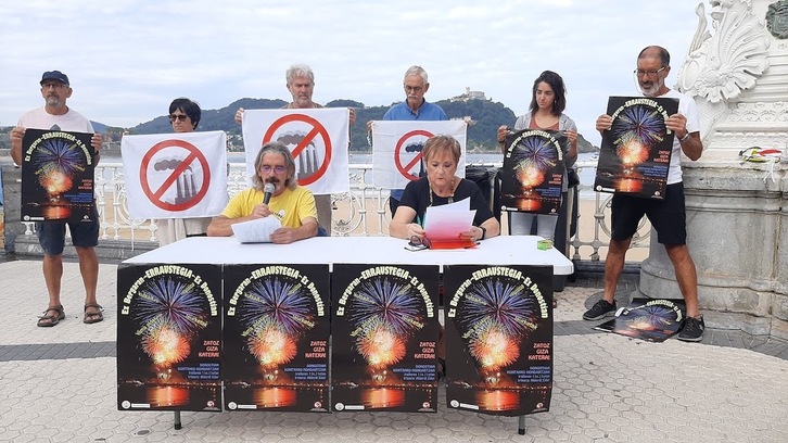 Comparecencia ante los medios para anunciar la convocatoria de una cadena humana en La Concha contra la incineración de residuos.