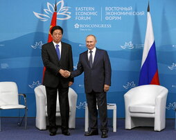 Vladimir Putin, con el jefe del Legislativo chino, Li Zhansu, citó a China como nuevo cliente.