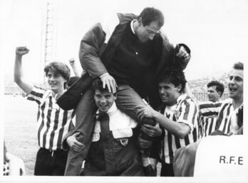 Julen Guerrero al lado de Amorrortu celebrando un título en juveniles.