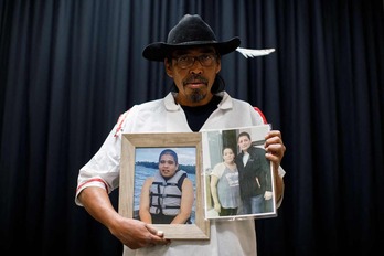 Brian Burns, padre de una víctima y marido de otra, porta dos fotografías de los fallecidos en Saskatoon, Saskatchewan.