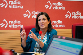 La consejera Beatriz Artolazabal en los estudios de Radio Vitoria.