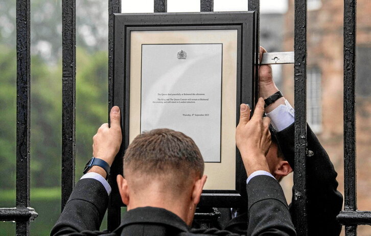 Como marcaba el protocolo, una nota en el palacio de Holyroodhouse, en Edimburgo, Escocia, anunció la muerte de la reina.