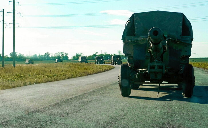 Camiones militares rusos transportan artillería en dirección a Zaporiyia.