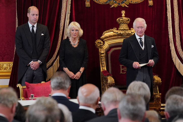 Carlos III en su primer discurso tras la proclamación oficial en presencia de su esposa, Camila, y su hijo Guillermo, en el palacio de Saint James.