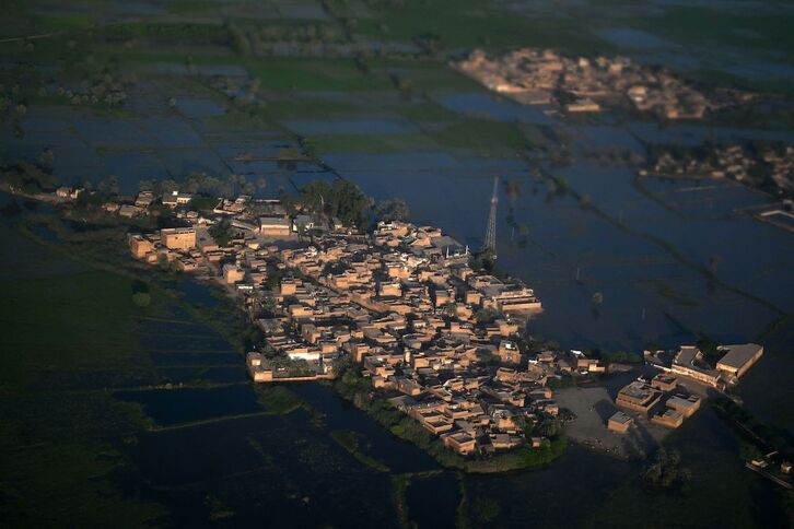 Fotografía aérea de una zona inundada cerca de Sukkur, en la provincia de Sind, en Pakistán. 