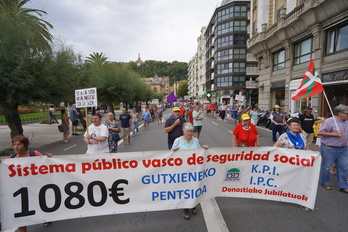 Pentsiodunak gaur itzuli dira Donostiako kaleetan manifestatzera.