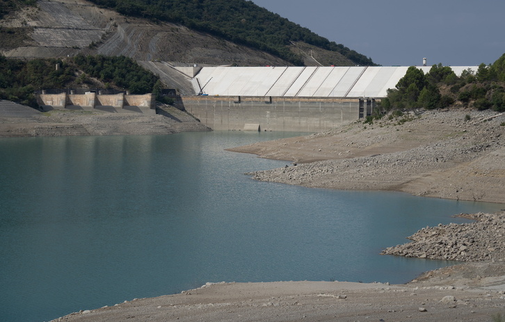 Presa del pantano de Esa, uno de los más afectados por la sequía en Euskal Herria.