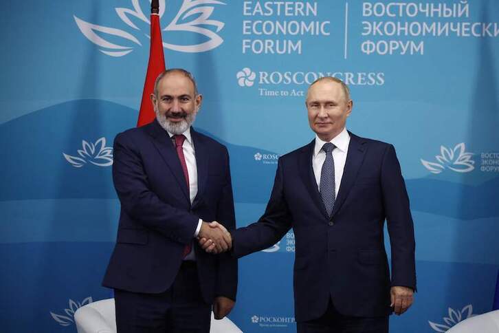 El primer ministro armenio, Nikol Pashinian, posa con el presidente ruso, Vladimir Putin, el pasado 7 de setiembre en el foro económico de Vladivostok.