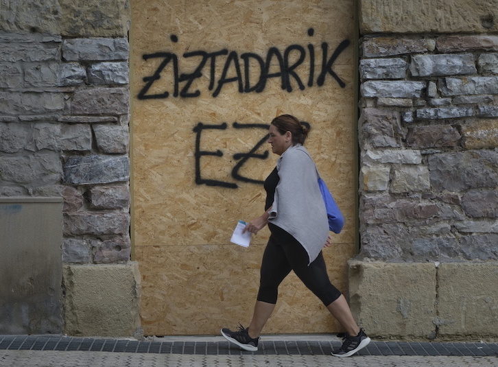 Pintada contra este tipo de ataques en una calle de Donostia.