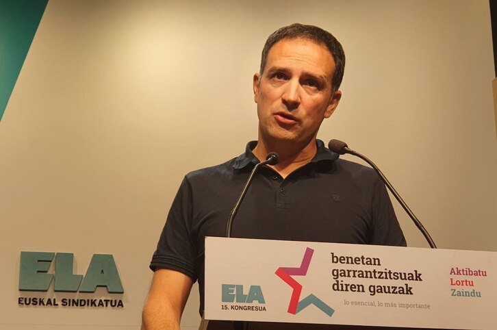 El secretario general de ELA, Mitxel Lakuntza, en su comparecencia ante los medios.