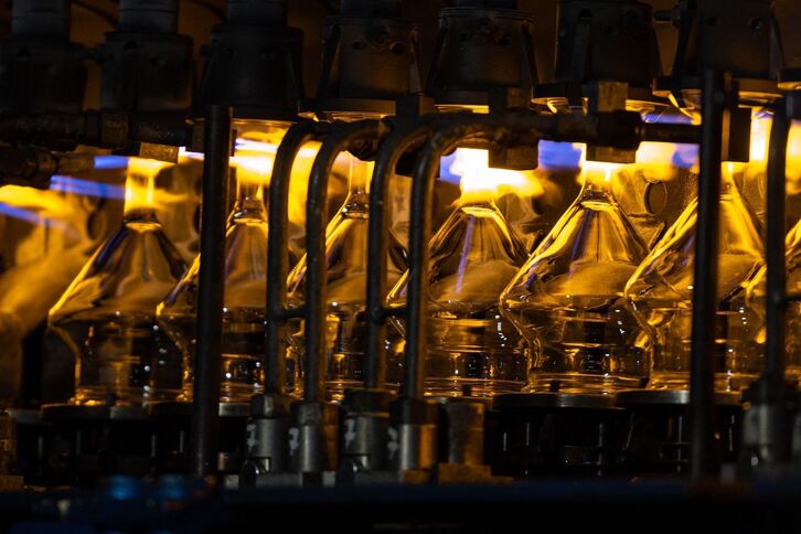 El grupo francés Arc, dedicado a la fabricación de vajillas de cristal, ha anunciado que sustituirá parcialmente el gas por petróleo en sus hornos.