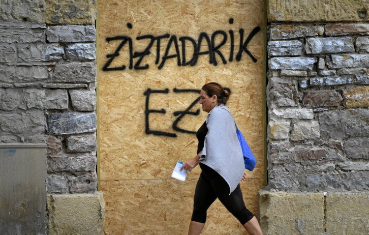 Pintada contra los pinchazos en una calle de Donostia, en una imagen de archivo.