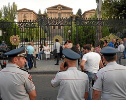 Opositores y familiares de heridos en la ofensiva azerí, ante el Parlamento armenio.