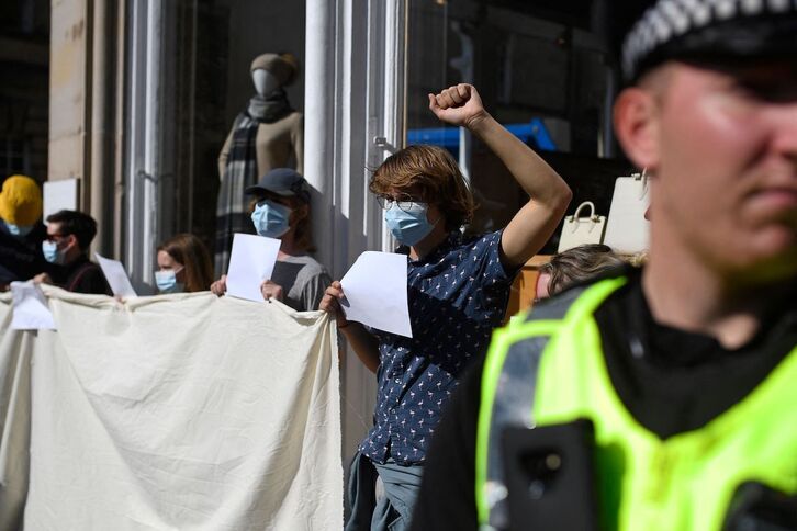 Manifestantes antimonárquicos con carteles y pancartas en blanco denuncian las detenciones en Edimburgo.